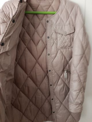 Chaqueta impermeable beige acolchada