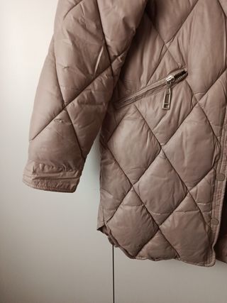 Chaqueta impermeable beige acolchada