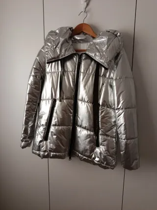 Chaqueta plateada acolchada