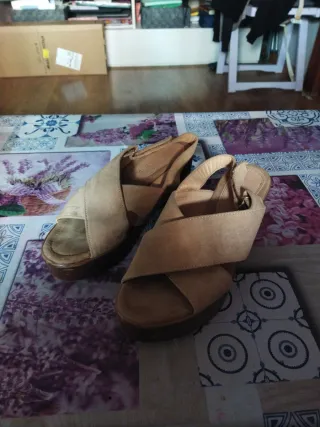Sandalias de ante beige abiertas