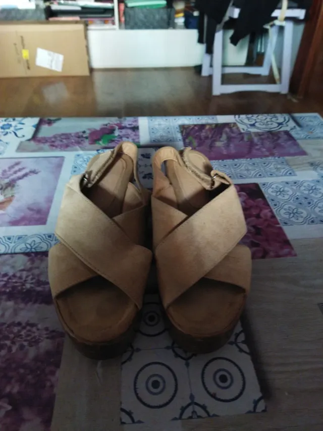 Sandalias de ante beige abiertas