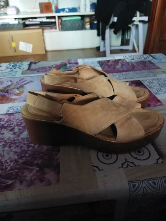Sandalias de ante beige abiertas