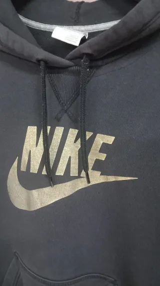 Felpa Nike con logo dorato