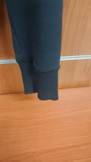 Felpa Nike con logo dorato