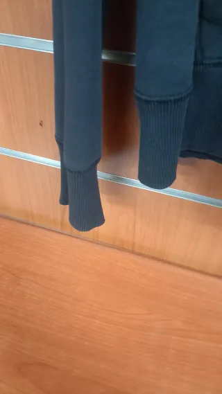 Felpa Nike con logo dorato