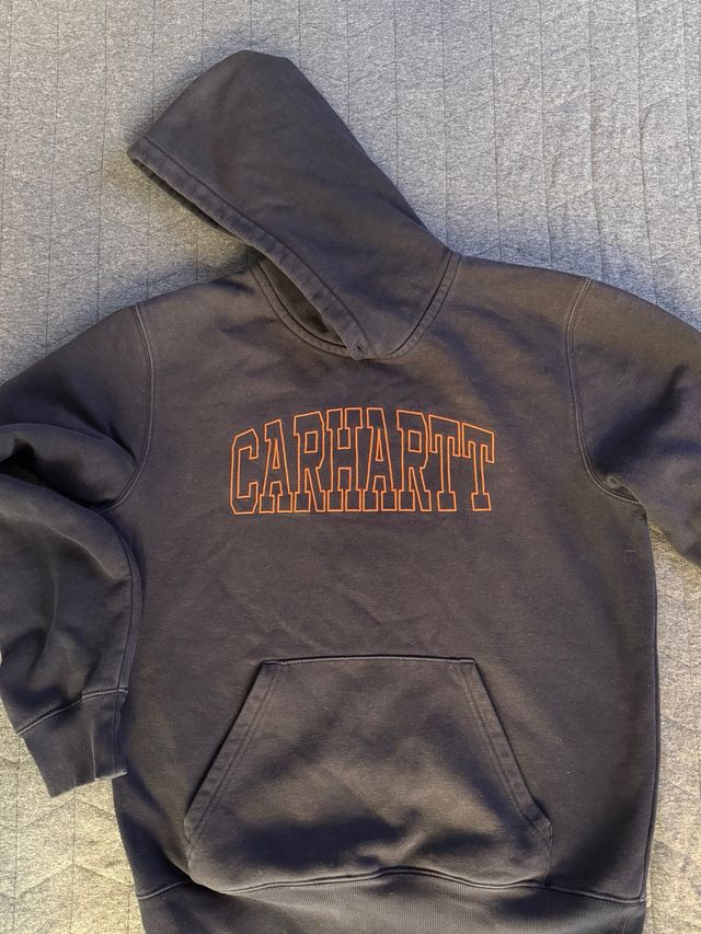 Sudadera Carhartt con bordado naranja
