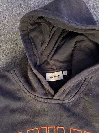 Sudadera Carhartt con bordado naranja