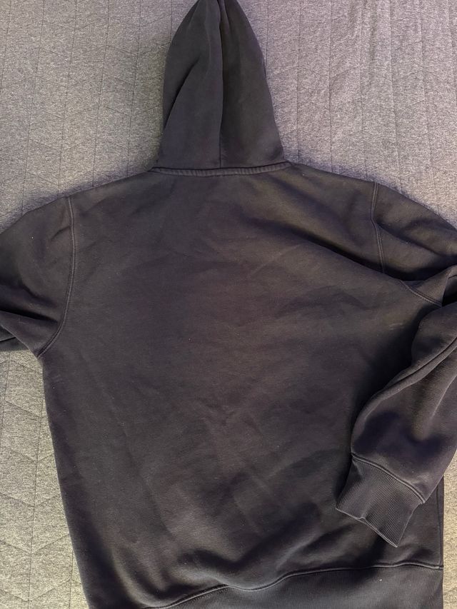 Sudadera Carhartt con bordado naranja