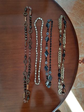 Collares de bisutería varios