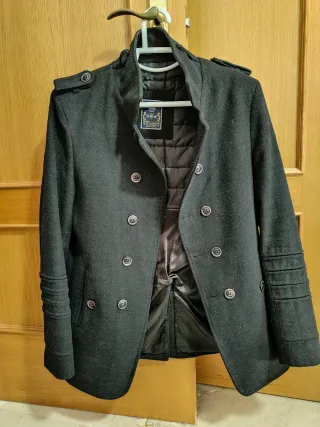 Abrigo negro doble botonadura