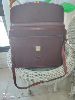 Maletín de piel marrón