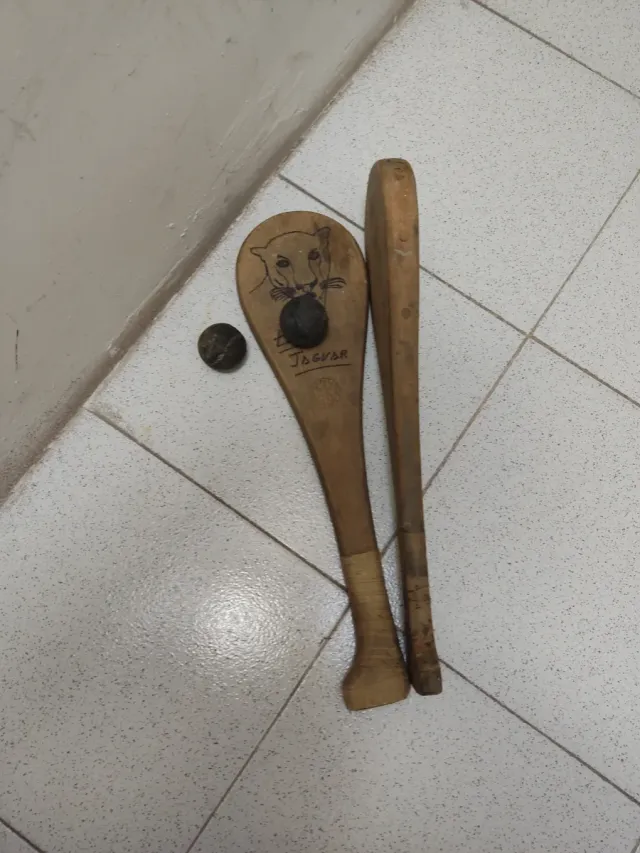 Racchette da fronton e palle di cuoio