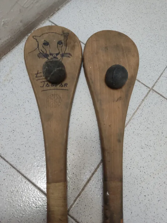 Racchette da fronton e palle di cuoio