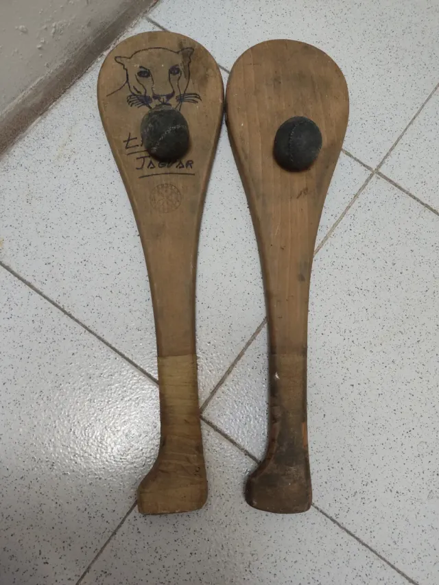 Racchette da fronton e palle di cuoio