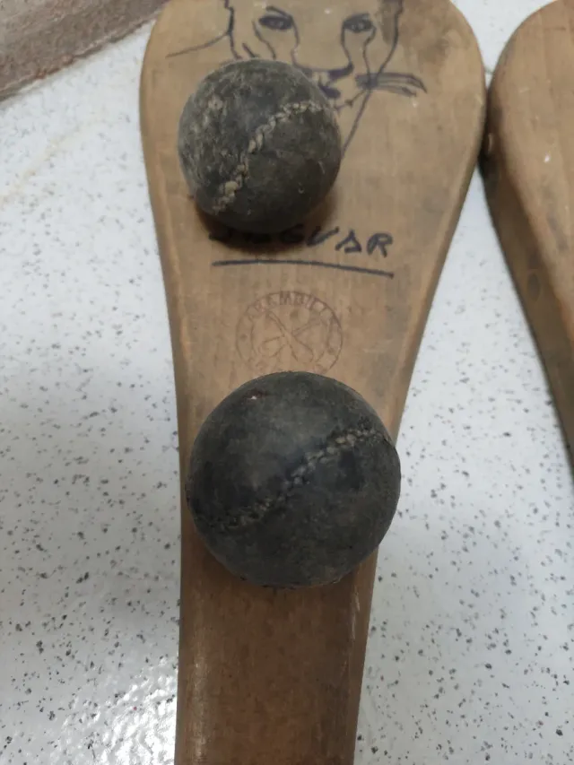 Racchette da fronton e palle di cuoio