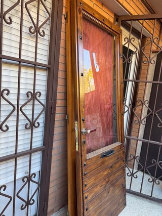 Puerta madera con cristal y herrajes