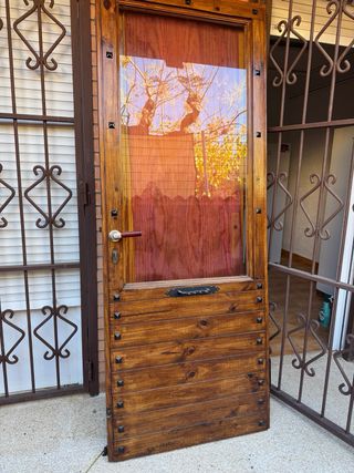 Puerta madera con cristal y herrajes