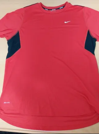 Camiseta Nike Dri-Fit Roja y Negra