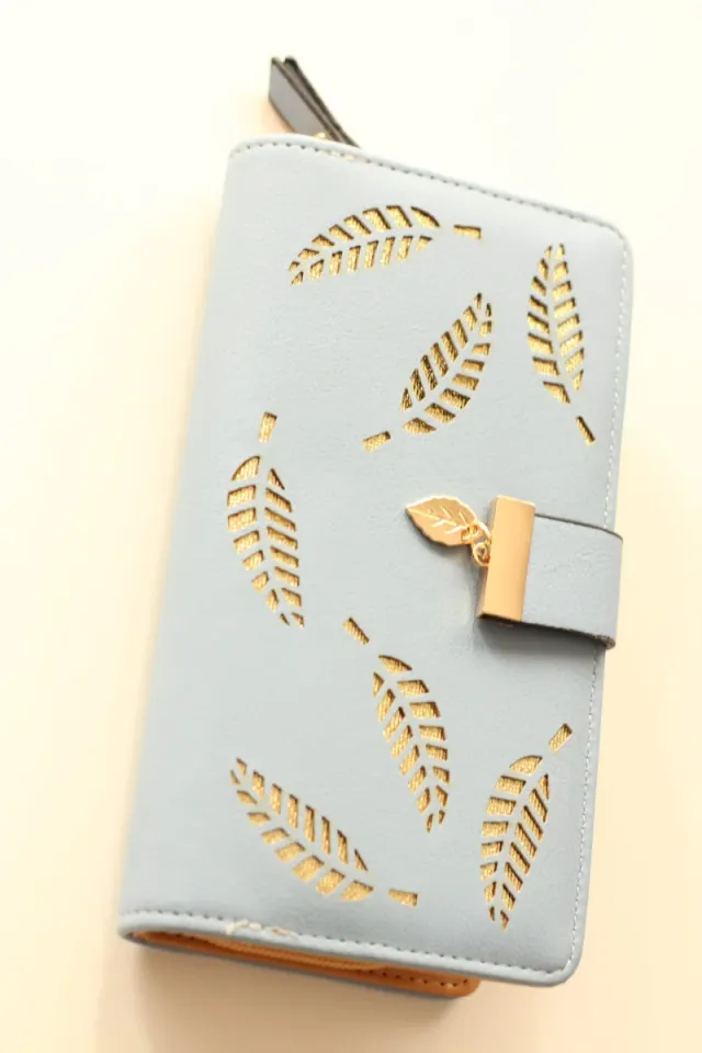 Billetera azul con diseño de hojas doradas.