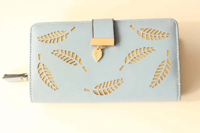 Billetera azul con diseño de hojas doradas.
