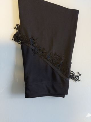 Falda corta negra con flecos