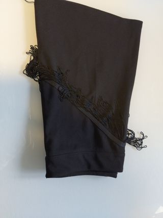 Falda corta negra con flecos