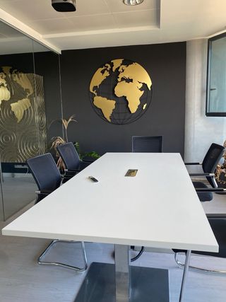 Mesa de madera blanca con enchufes desplegables