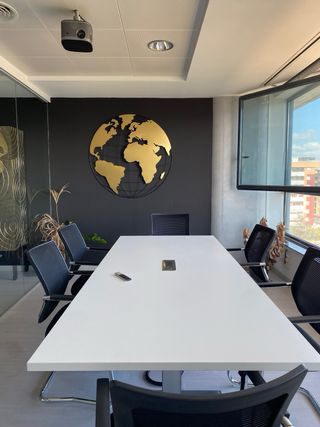 Mesa de madera blanca con enchufes desplegables