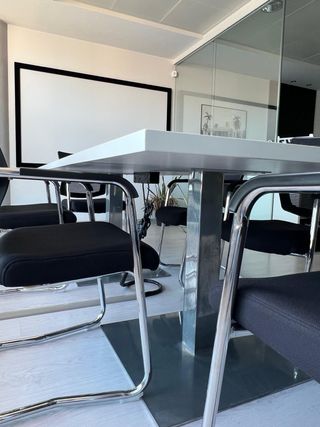 Mesa de madera blanca con enchufes desplegables