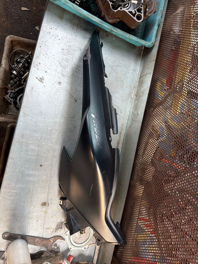 Tapa colín derecha Yamaha T-Max 560 2023