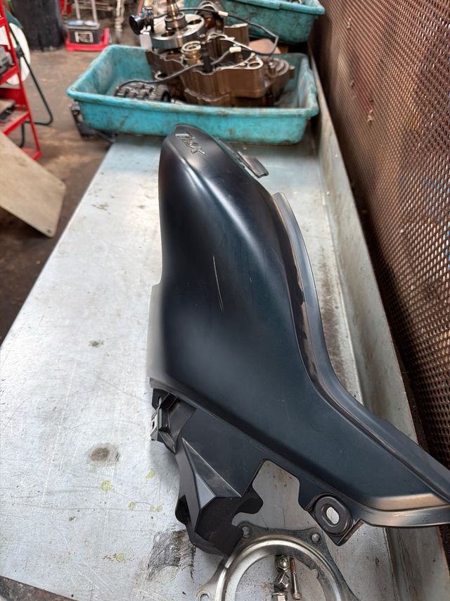 Tapa colín derecha Yamaha T-Max 560 2023