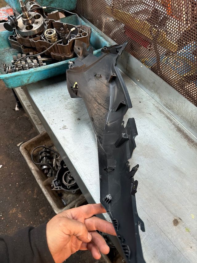 Tapa colín derecha Yamaha T-Max 560 2023