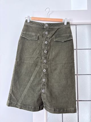 Falda verde midi con botones