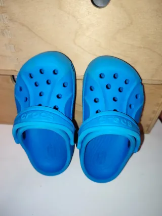 Chinelos Crocs Azuis Tamanho 24/25