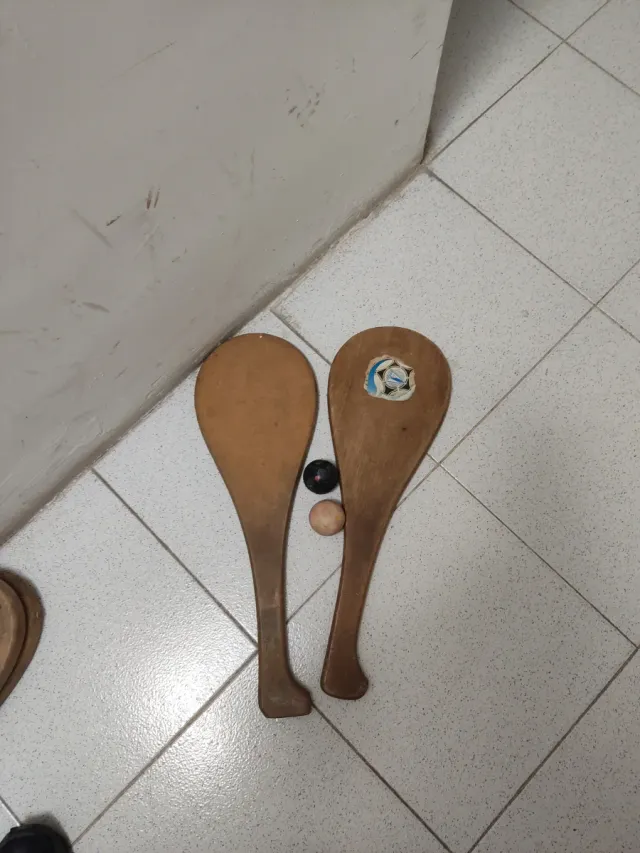 Racchette in legno per frontón e palline di gomma.