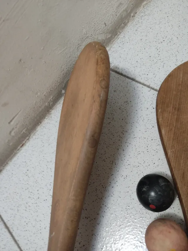 Racchette in legno per frontón e palline di gomma.
