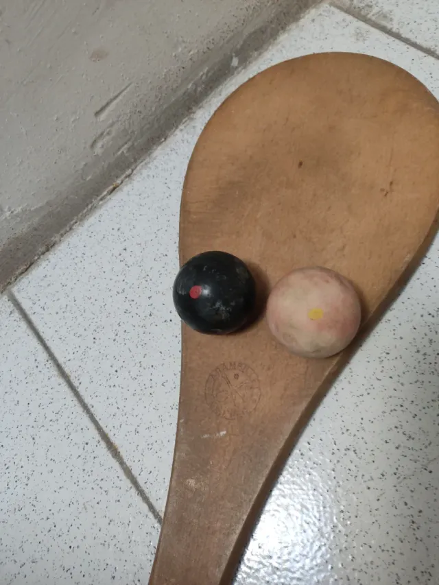 Racchette in legno per frontón e palline di gomma.