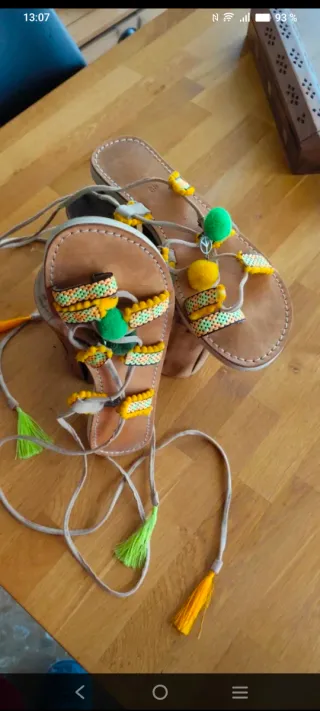 Sandalias planas con tiras y pompones