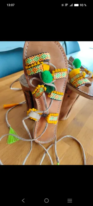 Sandalias planas con tiras y pompones