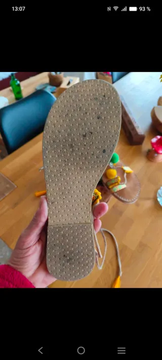 Sandalias planas con tiras y pompones