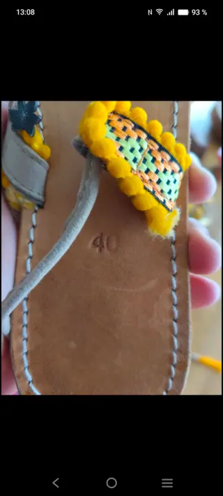 Sandalias planas con tiras y pompones