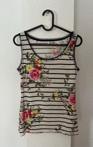 Camiseta de tirantes floral con rayas