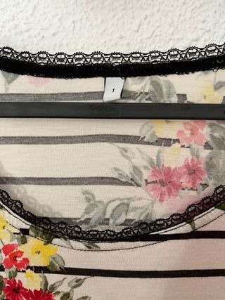 Camiseta de tirantes floral con rayas