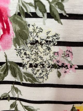 Camiseta de tirantes floral con rayas