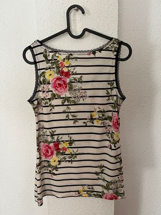 Camiseta de tirantes floral con rayas