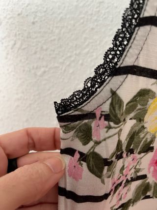 Camiseta de tirantes floral con rayas