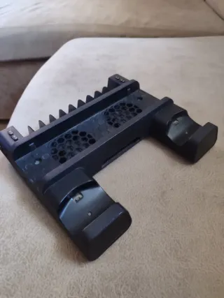 Soporte Vertical PS4 con Refrigeración