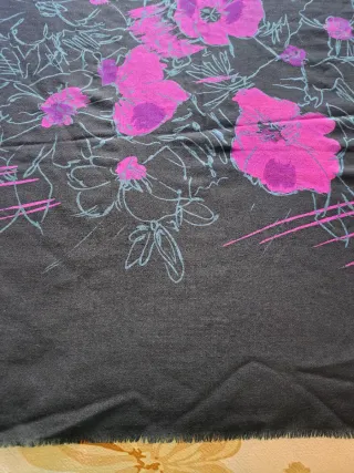 Maxi foulard con fiori fucsia viola