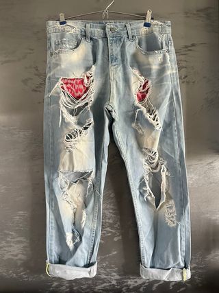 Jeans strappati con inserti rossi