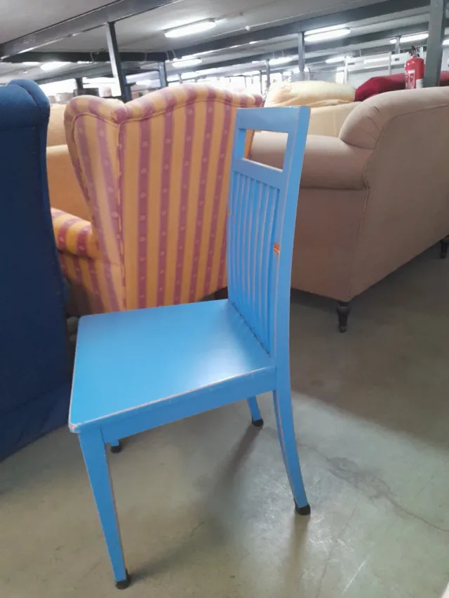 Silla de madera azul